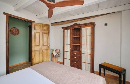Arenas del Rey Bed & Breakfast | La Resinera Luxury Bedroom, the newspaper room.