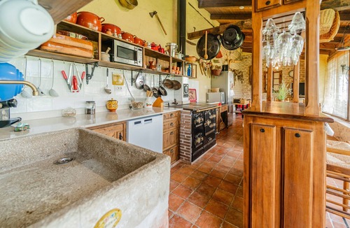 Santibanez de Valcorba House | Los Aperos – Vacation Home for 10, Ciudad Real, Private Garden