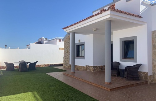 Caleta de Fuste Villa | Lovely villa - all day sun, heated private pool with golf views, close to beach