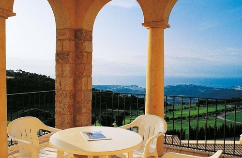 Castell-Platja d'Aro Apartment | Lovely apartment for 4 guests with pool, WIFI, TV and terrace