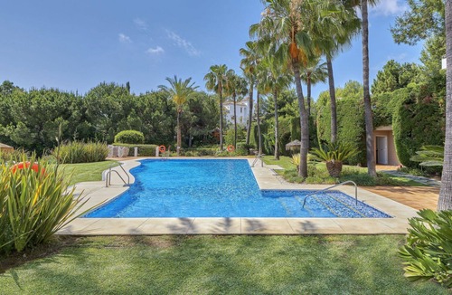 Benahavis Apartment | Lovely apartment for 6 people with pool, A/C, WIFI, TV, terrace and pets allowed