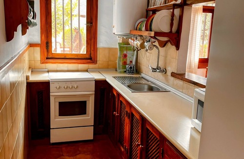 Padul House | Lovely Cortijo with private pool and garden between Granada and Coast sleeps 4