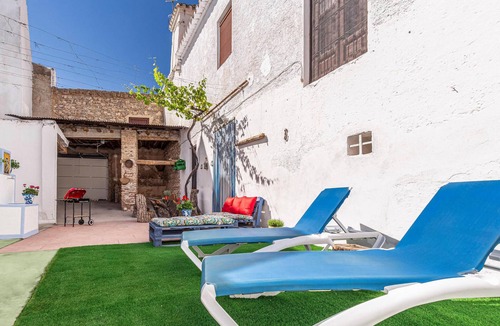 Padul House | Lovely home in Padul with WiFi