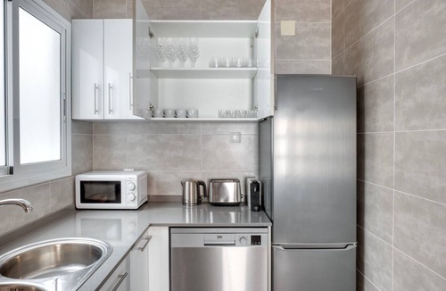 Sant Gervasi Apartment | Luxe Les Tres Torres 3BR nr Turo Park , by Blueground