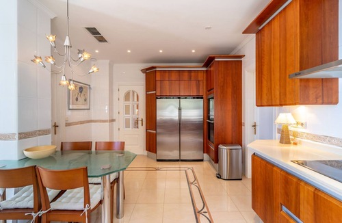 Torrequebrada House | Luxuriöse Villa mit beheiztem Pool und Whirlpool by Interhome