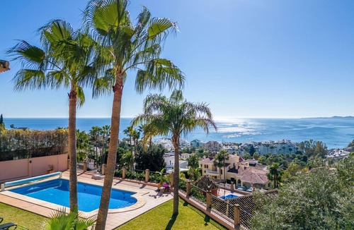 Torrequebrada House | Luxuriöse Villa mit beheiztem Pool und Whirlpool by Interhome