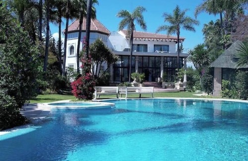 Marbella Villa | Luxurious 10-Bed Oasis: Pool, Garden & Glamour!