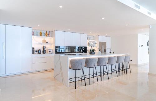 Velilla-Taramay Villa | Luxury Retreat with Pool, Jacuzzi, Cinema & Gym - Villa Riviera
