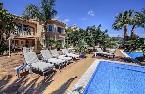 Pinar del Advocat Ski Chalet | Luxury villa with heated open pool, 5 minutes from the beach!