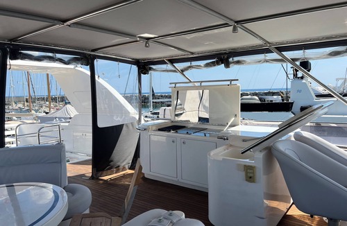 Badalona Boat Rental | Luxury yacht in marina de Badalona. Price for overnight stay in the whole yacht.