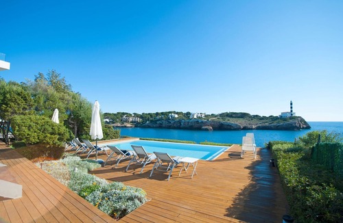 Portocolom House | Majestätische Villa mit 5 Schlafzimmern und Pool direkt am Meer by Interhome