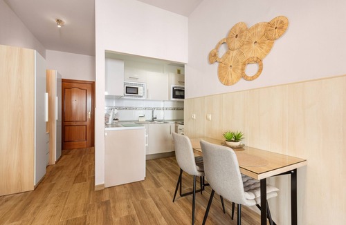 Ensanche Centro Apartment | ‘Málaga Centro Bonito’ Apartment with Balcony, Wi-Fi and Air Conditioning