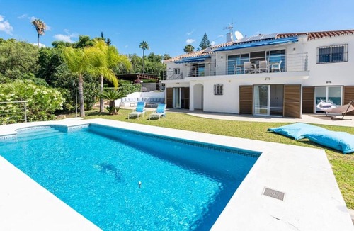 Elviria Villa | Marvelous 5-bedroom villa with AC in Marbella