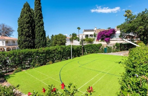 Elviria Villa | Marvelous 5-bedroom villa with AC in Marbella