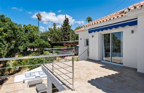 Elviria Villa | Marvelous 5-bedroom villa with AC in Marbella
