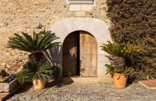 Bescano House | Masia elegant amb jardí i piscina