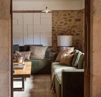Bescano House | Masia elegant amb jardí i piscina