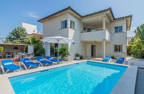 Les Palmeres House | Newly revamped villa walking distance to beaches, mountains and pinewalk