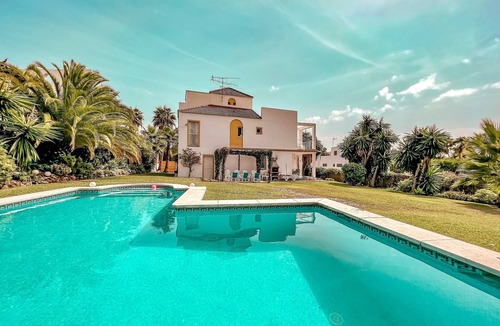 Marbella Villa | Nice Villa in Nueva Andalucia with Mountain View, Pool, Wi-Fi, A/C, Terraces & Garden