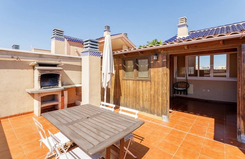 Los Arenales del Sol Apartment | 'Nomad House' Apartment with Shared Pool, Wi-Fi, and Air Conditioning
