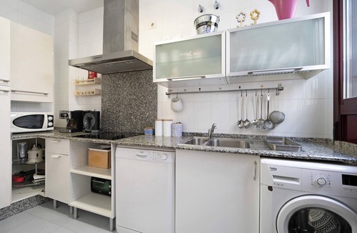 Jerez de la Frontera Old Town Apartment | Pet-Friendly Holiday Apartment with Shared Rooftop Terrace & Wi-Fi