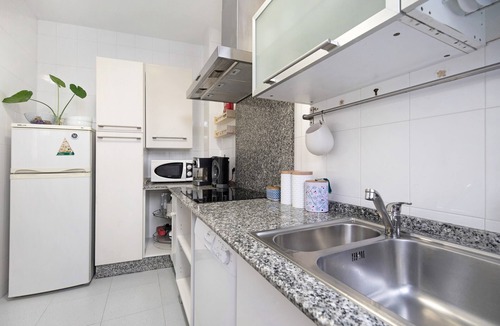 Jerez de la Frontera Old Town Apartment | Pet-Friendly Holiday Apartment with Shared Rooftop Terrace & Wi-Fi