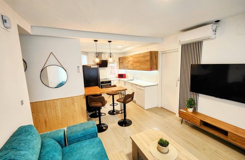 Garrido Norte Apartment | plushomes | El Andén de Garrido (no lift)