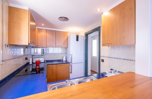 L'Escala Apartment | Ref. CLOTA MAR: Spacious flat with sea view, swimming pool and parking 150 metres from the beach