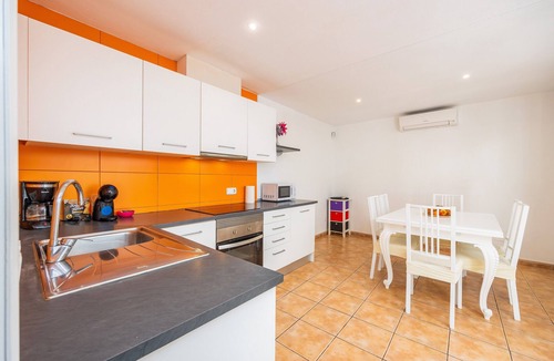Es Pelats House | Renovated Holiday Home 'Ca Na Bel' with Wi-Fi and Air Conditioning