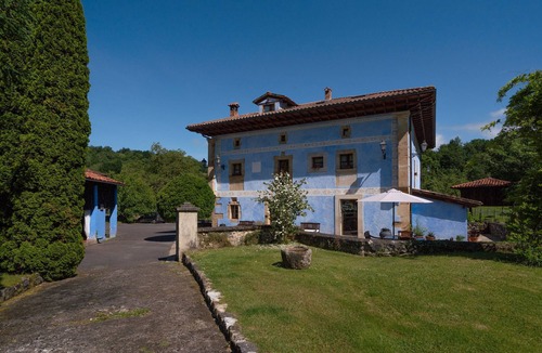 Soto de la Ensertal Apartment | Room 'Carbayu' with Mountain View, Shared Garden and Wi-Fi