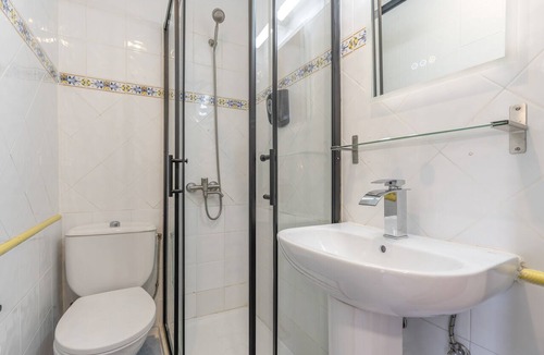 Granada City Center Hotel | Room 'Habitación 101' with Balcony, Wi-Fi and Air Conditioning