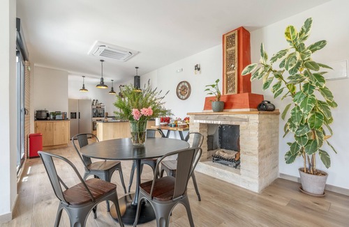 Murchas Apartment | Room 'La Boheme 2' with Mountain View, Wi-Fi and Air Conditioning
