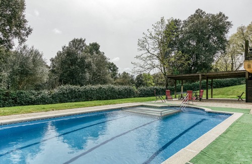 Pujals dels Pagesos Apartment | Room 'Migjorn' with Shared Pool, Wi-Fi and Air Conditioning