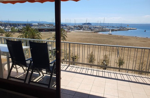 Roses Town Center Apartment | ROSES: Super Apartment on the FIRST LINE OF THE SEA for 6–8 PEOPLE in the CITY CENTER
