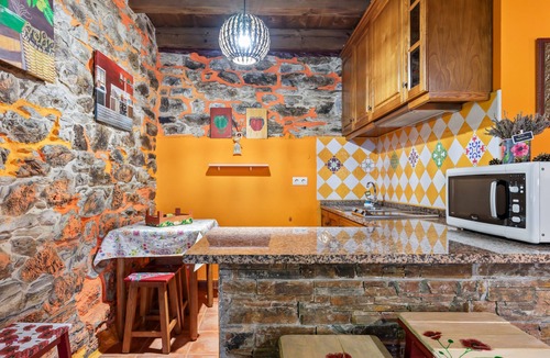 Vilaframil House | Rural House 'Loureiro' with Mountain Views, Shared Terrace, and Wi-Fi