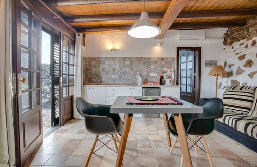 La Vegueta Apartment | Rural Stone Cottage "Estudio Pu" with Volcano View, Garden & Wi-Fi