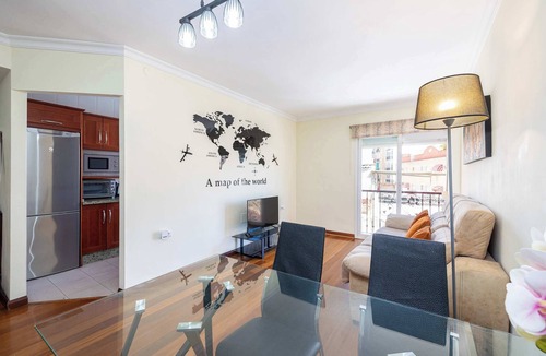 El Molinillo Apartment | Spacious 3-Bedroom Apartment in Málaga