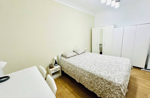 La Sagrada Familia Apartment | Spacious 4-bedroom apartment right next to Sagrada Familia