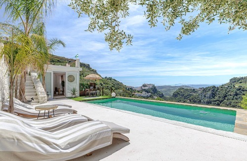 Casares House | Stylish House in Nature - Calm & Bright Living