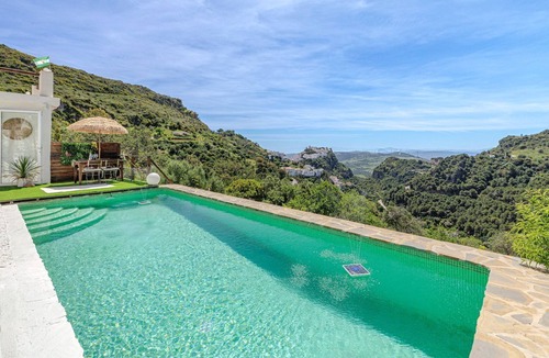 Casares House | Stylish House in Nature - Calm & Bright Living