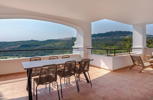 Casares Apartment | Stylish & Peaceful 2 Bedroom Apt - 1 Mile to beach, Fast Wi-Fi, Luxury bedding