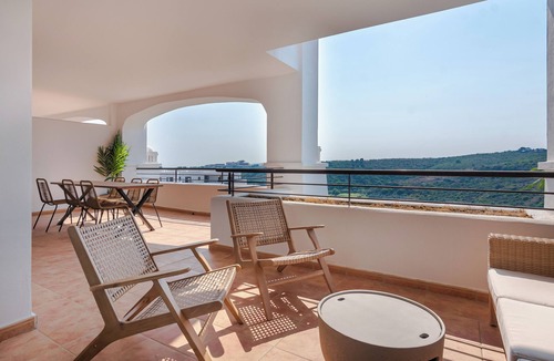 Casares Apartment | Stylish & Peaceful 2 Bedroom Apt - 1 Mile to beach, Fast Wi-Fi, Luxury bedding