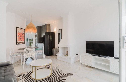 Urbanizacion Hacienda las Chapas Ski Chalet | Sunny Marbella Townhouse with Terraces, Pool & Hotel Amenities