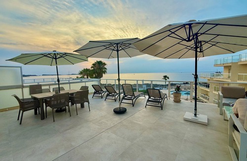 San Antonio Bay Apartment | Sunset Views on the Sea, Ibiza Waterfront Apartment 3 Bd 2 Baths Sleeps 6-8