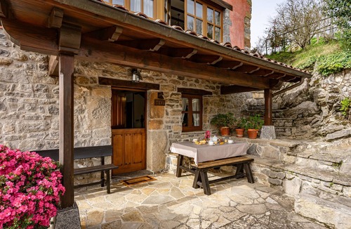 Santianes de Ola House | Texu Apartment with Mountain Views, Private Terrace and Wi-Fi