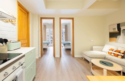 El Parc i la Llacuna del Poblenou Apartment | The apartment has a unique charm and personality, thanks to its stylish design. You’ll be surrounded by parks, great restaurants, local shops, and more. And to top it off, there’s a private balcony where you can relax.