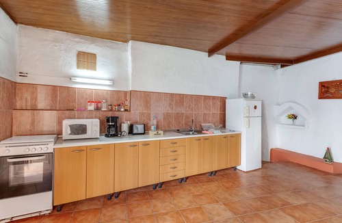 La Solana House | Vacation Home 'La Casita Cueva Don Carmelo' with Mountain View, Private Terrace and Wi-Fi