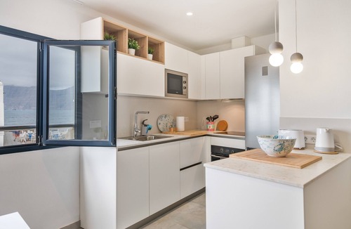 Caleta de Famara House | Vacation Home 'Casa Montaña Clara Famara' with Mountain View and Wi-Fi