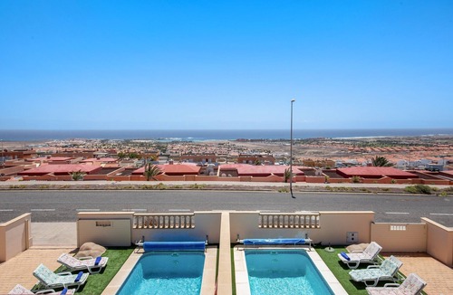 Caleta de Fuste House | Vacation Home 'Villa Mia' with Sea View, Garden, Pool & Wi-Fi