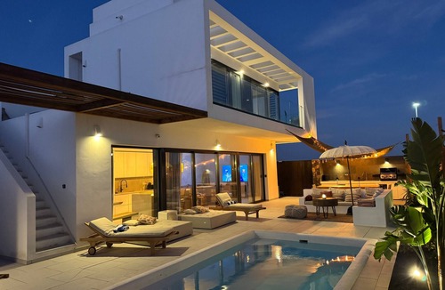 Corralejo House | Vacation Home 'Villa Siargao' with Sea View, Wi-Fi and Air Conditioning